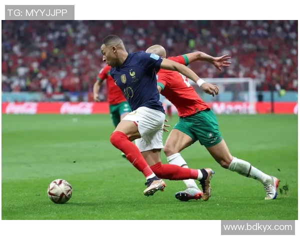 足球场上的球星英姿与精彩瞬间展现：足球技艺与比赛魅力全方位解析